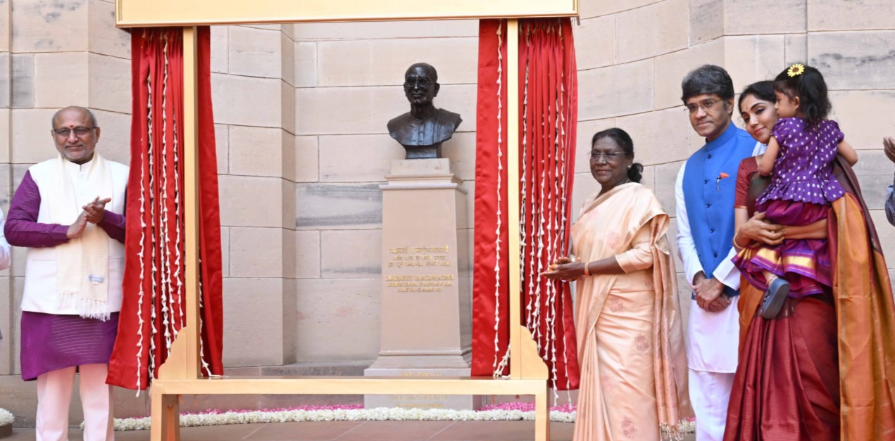 President Droupadi Murmu Unveils Bust of Chakravarti Rajagopalachari at Rashtrapati Bhavan